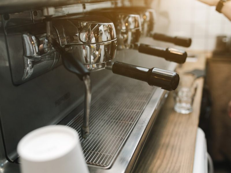 Jak wybrać idealny ekspres do kawy dla twojego biura: przegląd funkcji i zalet
