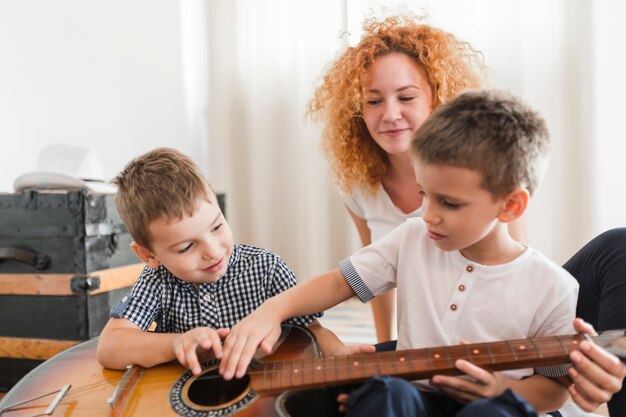 Rola muzyki w kształtowaniu emocjonalności i empatii u najmłodszych