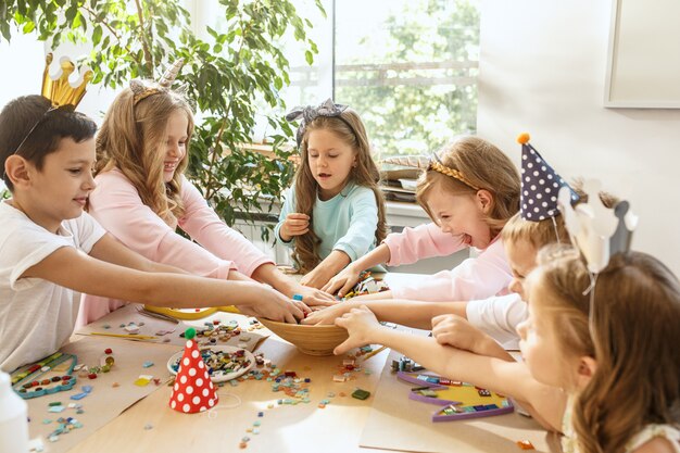Jak rozwijać umiejętności społeczne u dzieci poprzez zabawę?