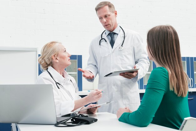Jak wybrać odpowiednie ubezpieczenie dla profesjonalistów w dziedzinie medycyny?
