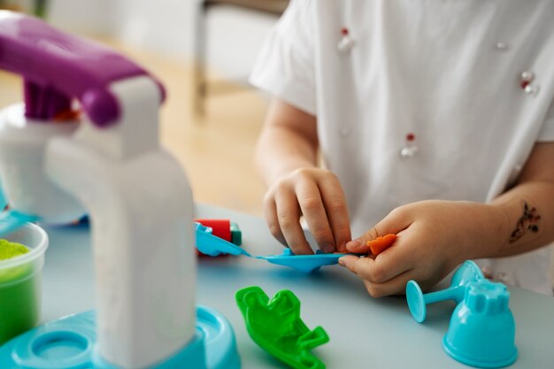 Jak zorganizować kreatywne zabawy dla dzieci w domu