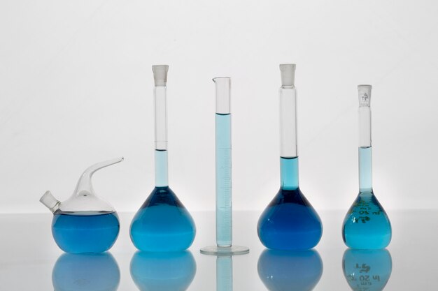 Jak wybrać odpowiednie naczynia laboratoryjne do przechowywania próbek chemicznych?