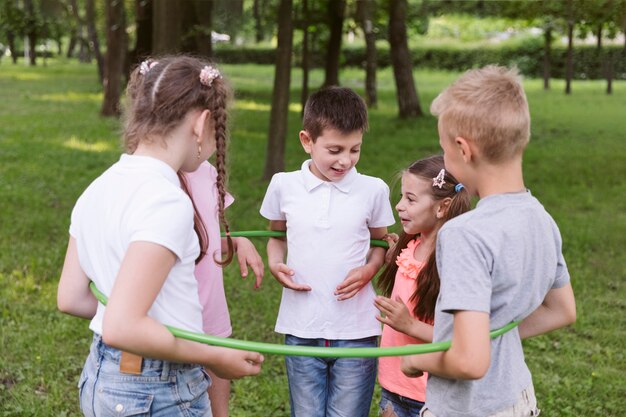 Jak zabawy z rówieśnikami kształtują umiejętności społeczne dziecka?