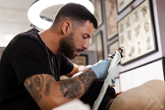 Innowacyjne rozwiązania dla profesjonalnych tatuatorów: jak wybrać odpowiednie igły modułowe?