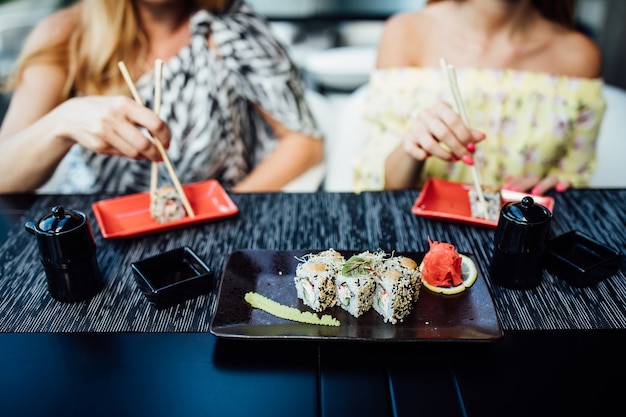 Jak zorganizować niezapomnianą imprezę z sushi jako główną atrakcją kulinarną