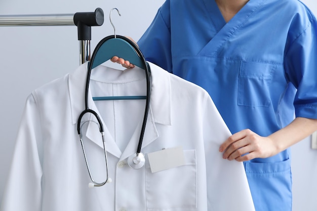Jak odzież medyczna wpływa na komfort pracy i samopoczucie personelu?