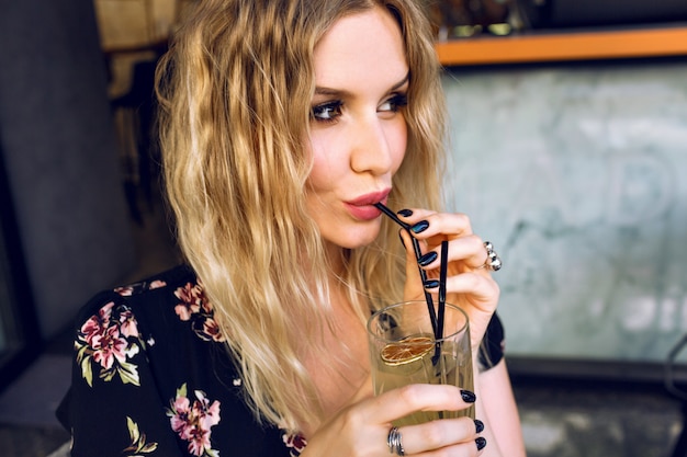 Jak wybrać idealne perfumy damskie na każdą okazję?