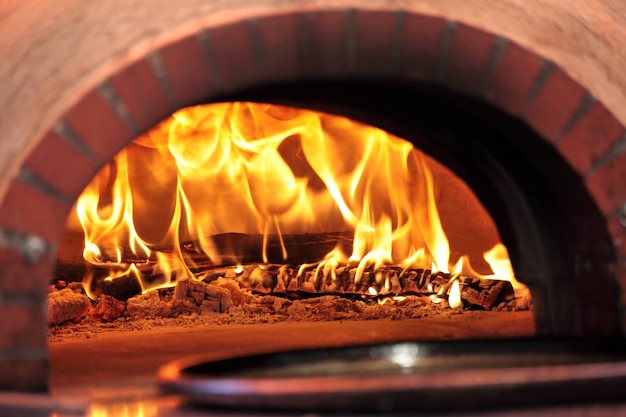 Przewaga tradycyjnego smaku: Jak piece opalane drewnem rewolucjonizują mobilną gastronomię